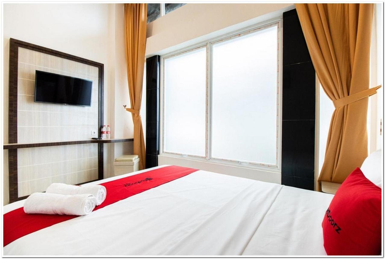 Reddoorz Plus @ Centrium Katamso Μεντάν Εξωτερικό φωτογραφία